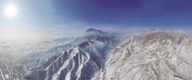 雪覆贺兰山，壮丽巍峨景